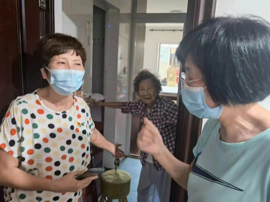 中华街道近邻监督员入户宣传疫情防控工作。思明区融媒体中心供图