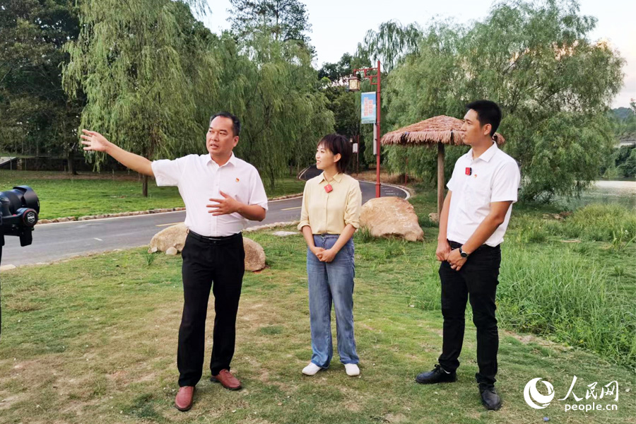 曹远镇党委书记刘国华谈规划。人民网 刘卿摄