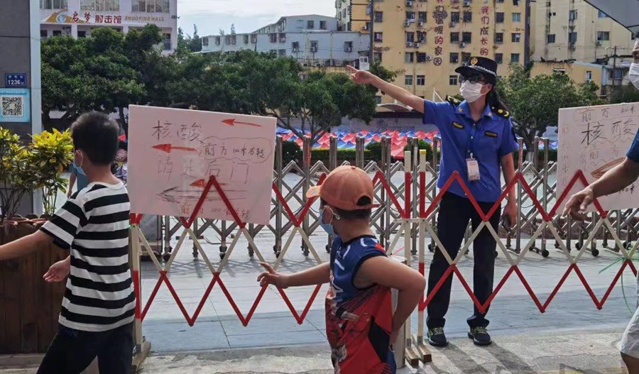 厦门“城管蓝”指引市民前往参加核酸检测。厦门市执法局供图