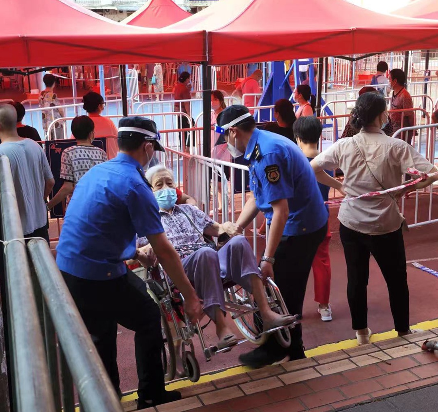 厦门“城管蓝”在核酸检测点维序时也提供各种志愿服务。厦门市执法局供图