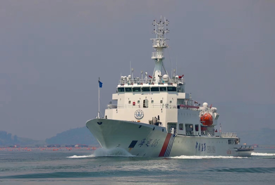 8月24日,“海巡06”轮在闽浙交界水域执行巡航执法任务。福建海事局供图