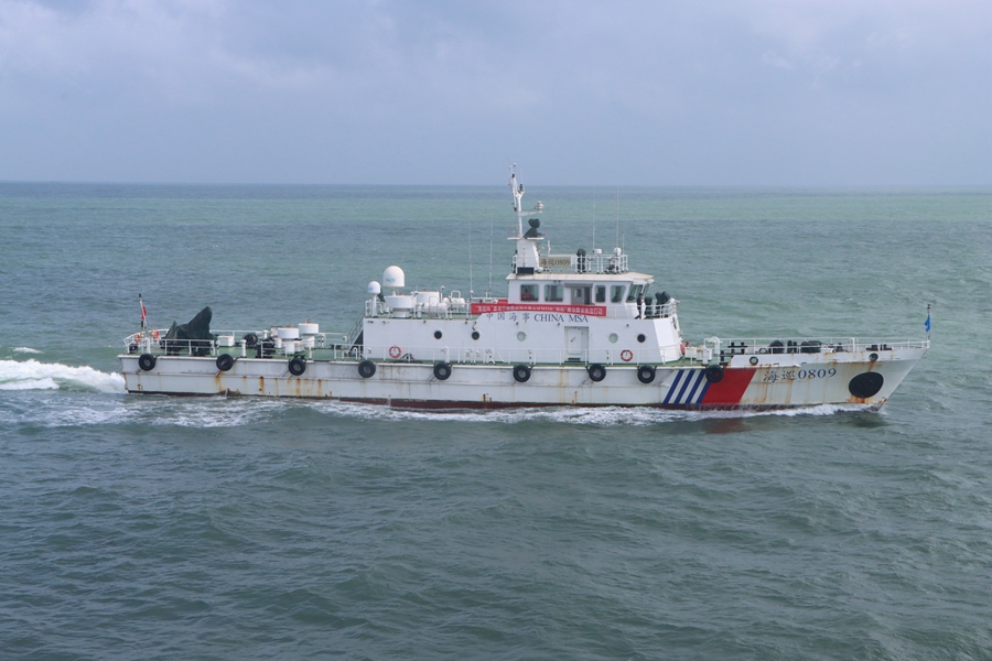 台湾海峡首艘大型巡航救助船“海巡06”轮与温州海事局、宁德海事局的海巡船艇配合,先后对晴川湾、台山岛、七星列岛等闽浙交界水域、重点涉砂水域、作业区和锚地进行仔细巡查。张骁天摄