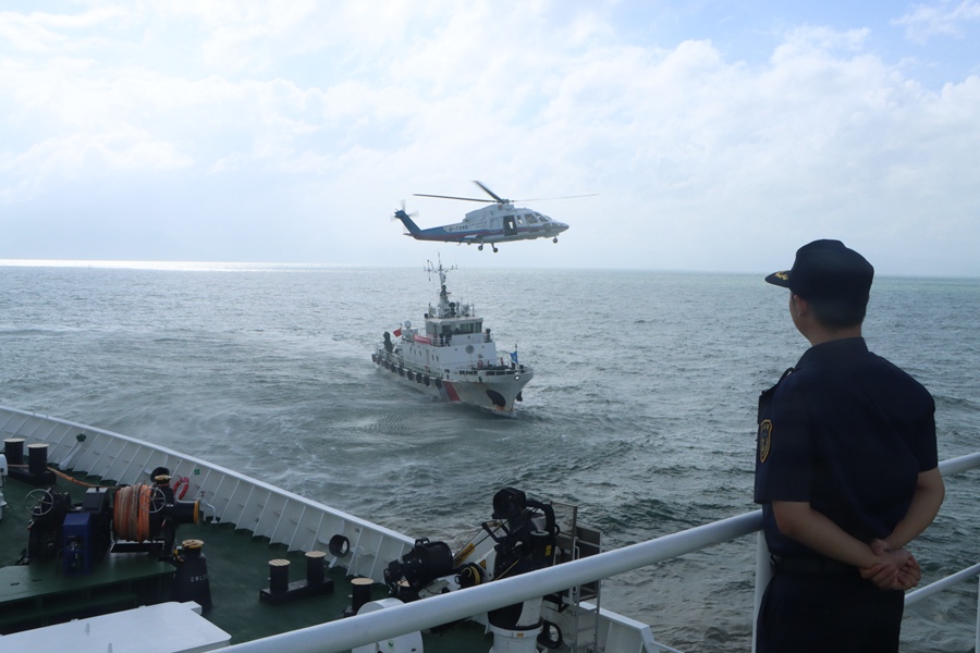 期间,“海巡06”轮编队与东海救助局、东海第二救助飞行队在七星列岛协同配合,联合开展海空立体巡航和海上搜救演练。张骁天摄