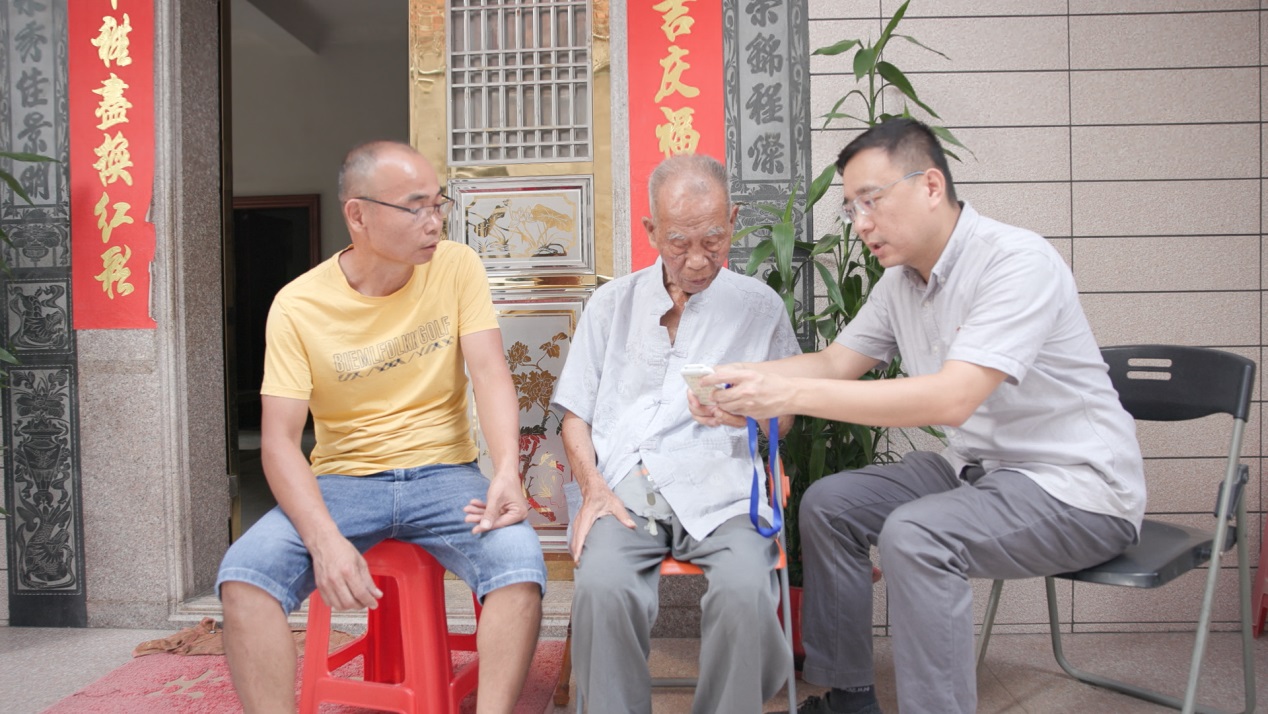 指导老人操作邻里爱心电子卡。中国电信福建公司供图