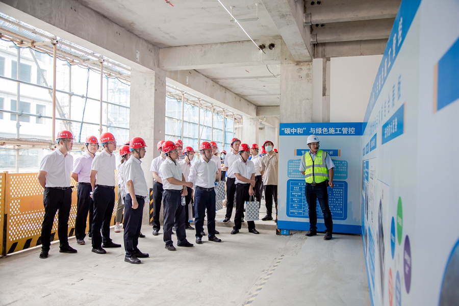 与会人员深入福州市长乐区新村小学项目现场进行装配式建筑质量观摩。