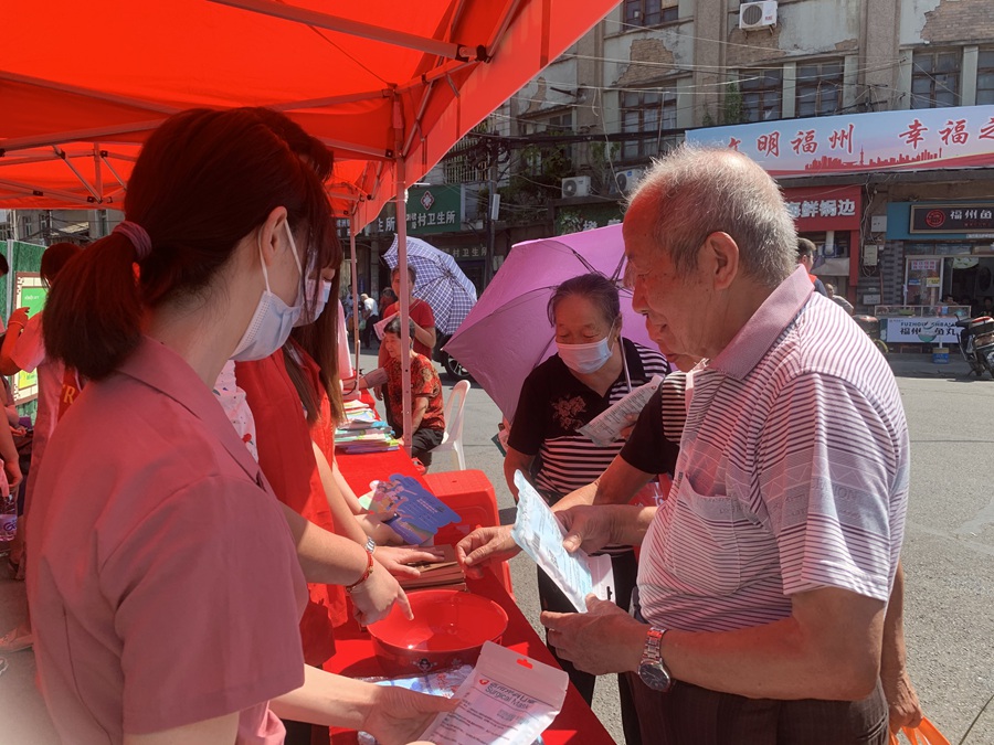 市民品尝美食。仓山区委宣传部供图