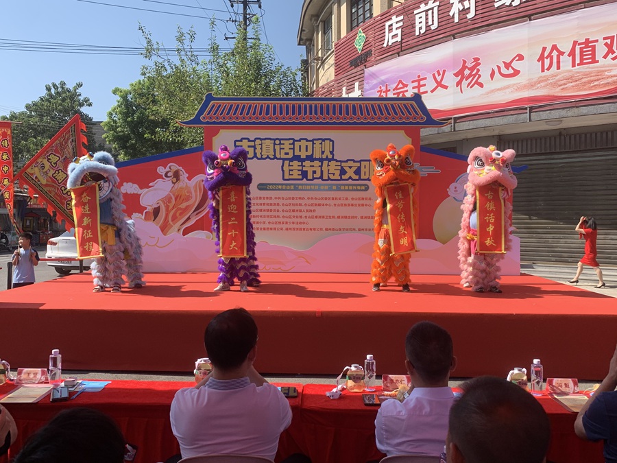 现场表演。