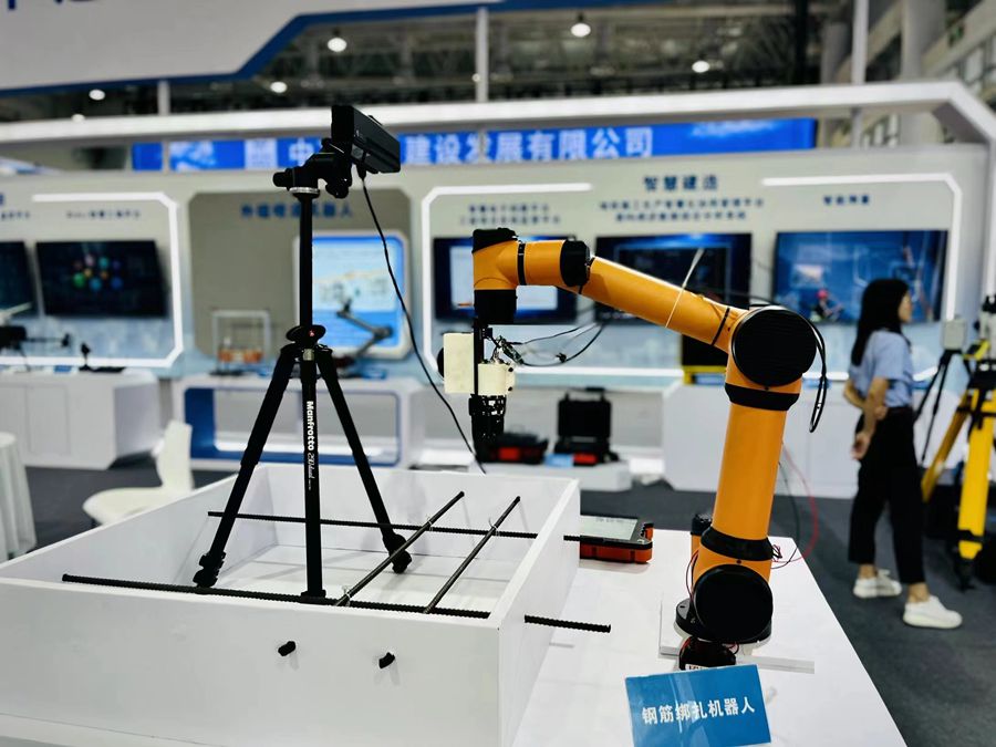 中建海峡联合研发的智能钢筋绑扎机器人展示 中建海峡供图