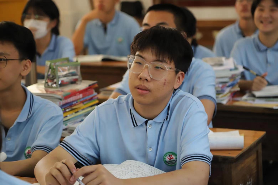 課堂上的王錦鋒。漳浦縣融媒體中心供圖