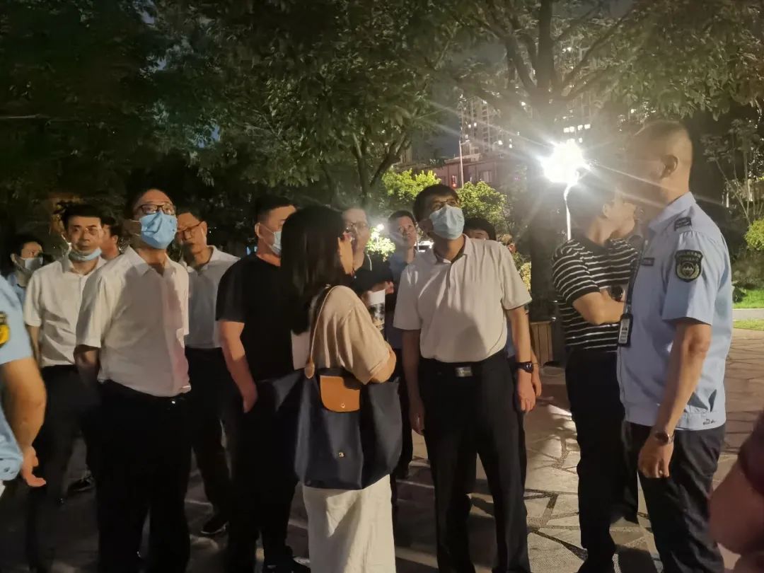 在西湖公园(上)、琴亭湖公园(下)实地查看噪声在线监控设备运行情况,并进行现场劝导。