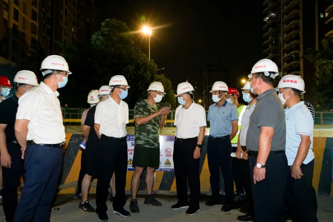 在六一路滨海快线地铁建筑工地(上)、五一幼儿园在建工地(下)现场了解夜间建筑施工噪声扰民情况