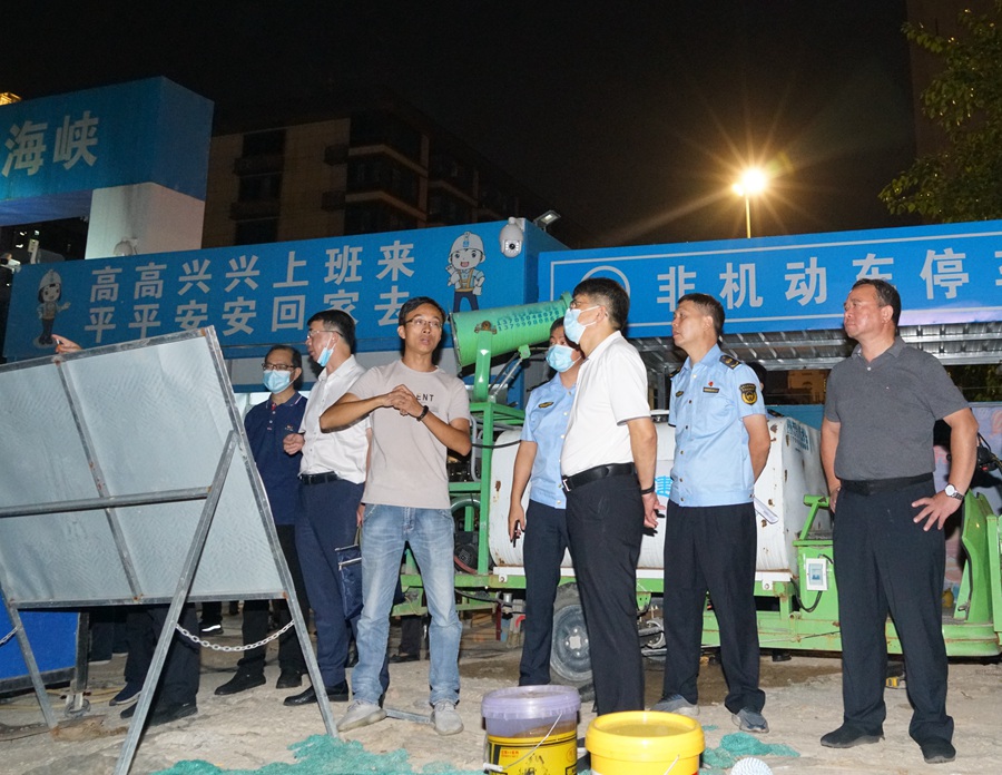 在六一路滨海快线地铁建筑工地(上)、五一幼儿园在建工地(下)现场了解夜间建筑施工噪声扰民情况