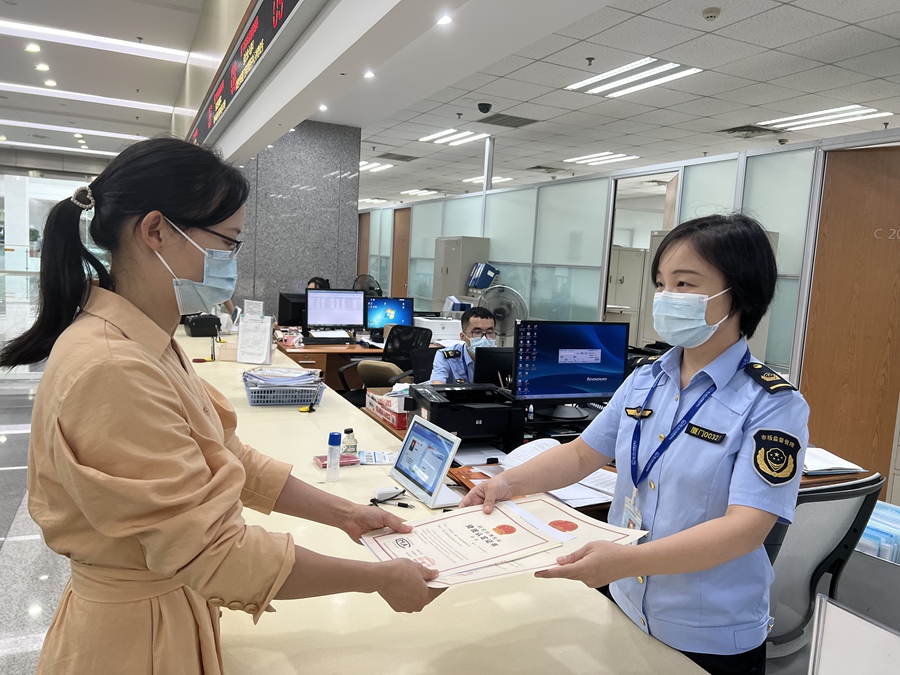 厦门市场监管局工作人员向企业交付《检验检测机构资质认定证书》。厦门市场监管局供图