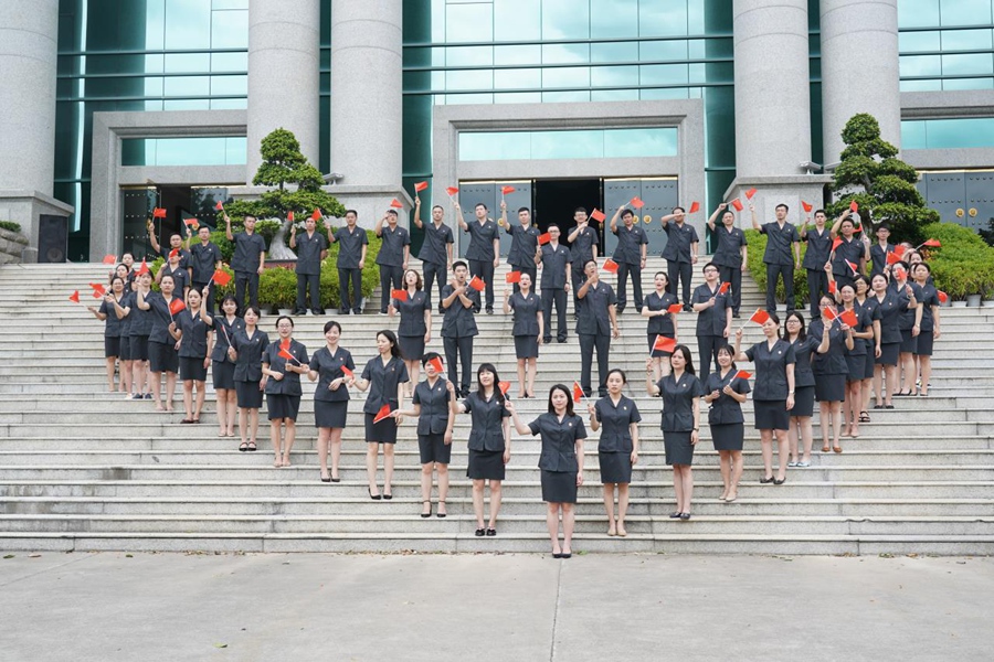 厦门市中级人民法院组织干警拍摄“我和我的祖国”mv庆祝祖国70周年华诞。厦门中院供图