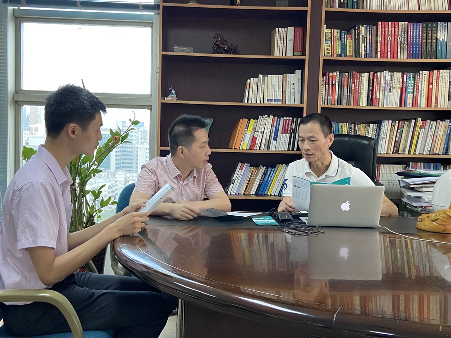 农业银行福州分行服务团队上门向企业介绍助企纾困优惠信贷产品。农业银行福州分行供图