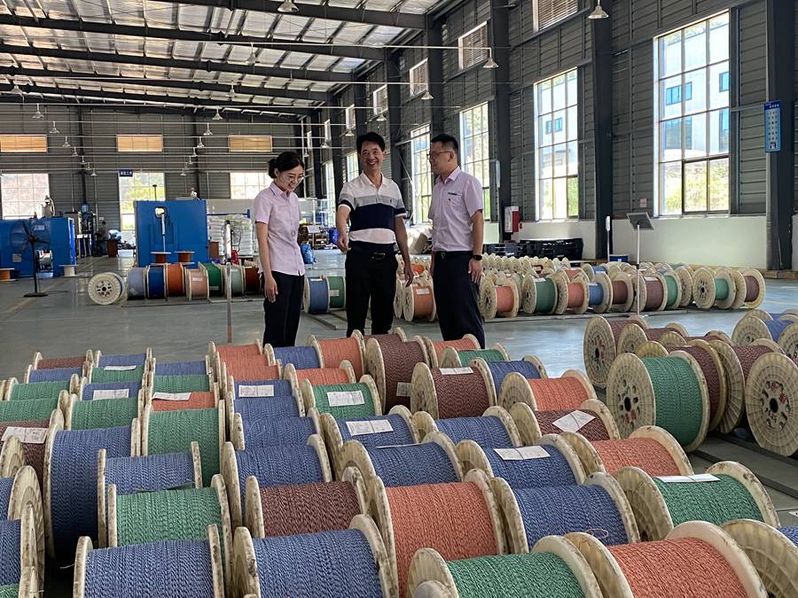 农行客户经理到永定光电信息产业园了解金融服务需求。