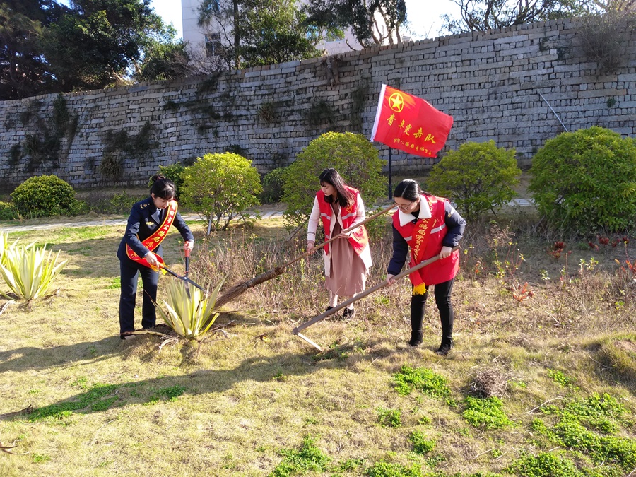 莆田公路青年突击队在莆禧生态园开展绿化养护活动.jpg