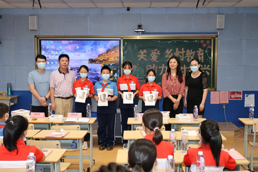 东边小学&他趣爱国主义书籍捐赠仪式。主办方供图