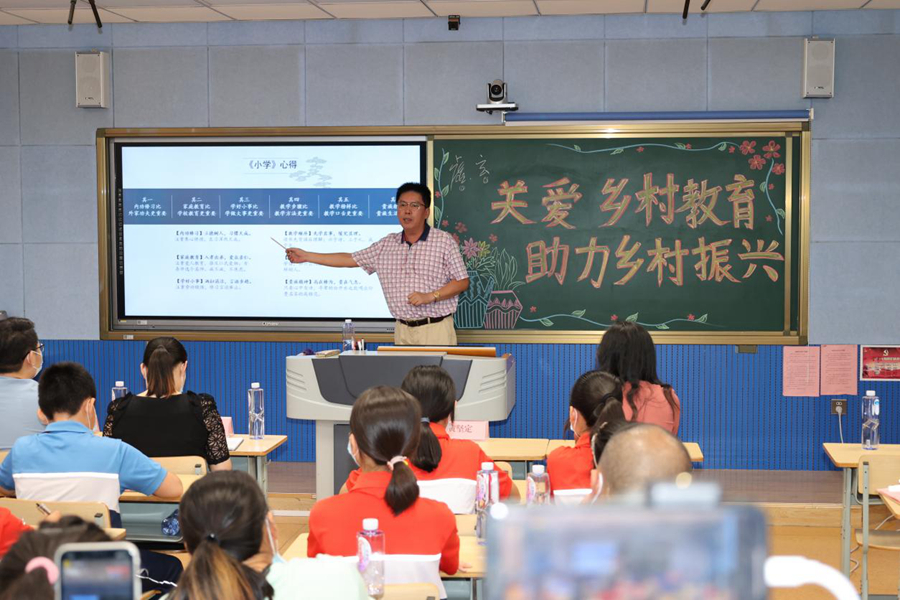 集美区政协委员、区闽南文化研究会会长黄坚定现场授课。主办方供图