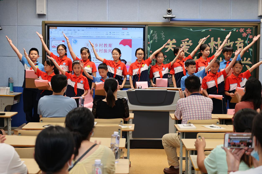 活动现场同学们深情朗读诗歌《我的祖国》。主办方供图