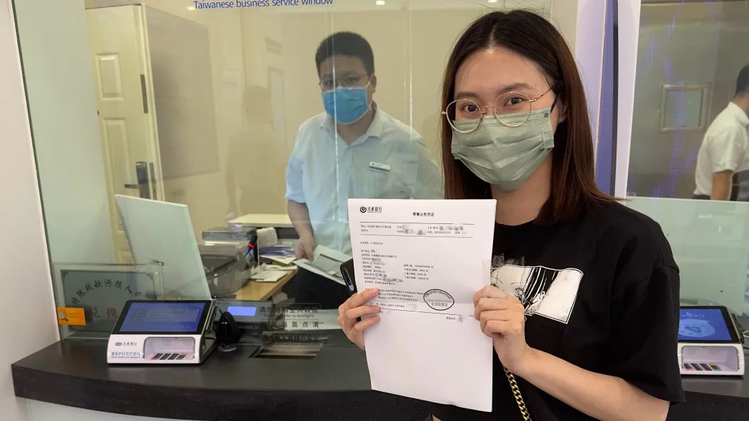 福州工作的香港居民胡女士前往兴业银行开立了数字人民币钱包。兴业银行供图