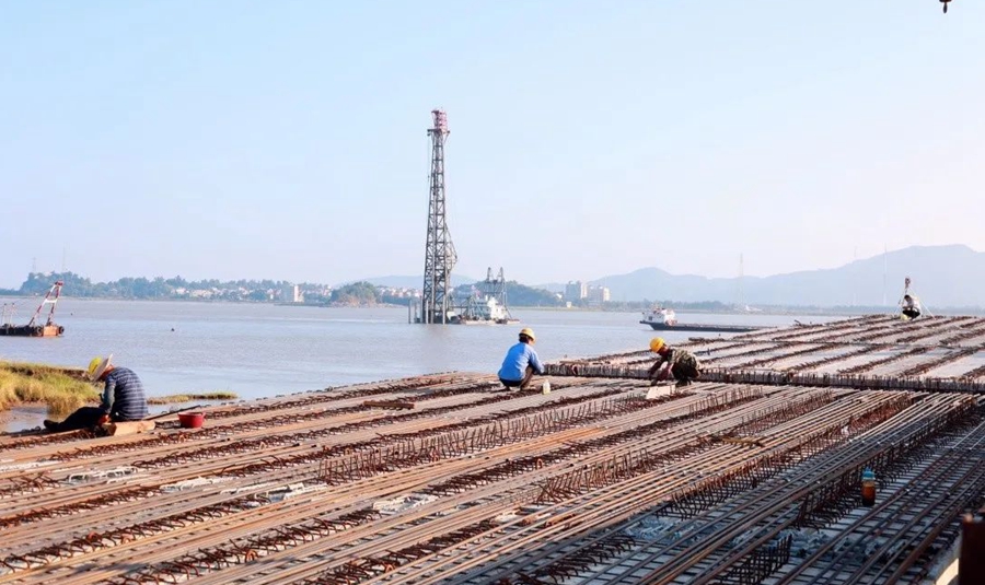 码头栈桥上，工人们忙着进行栈桥面板钢筋铺设工作。连江县融媒体中心供图