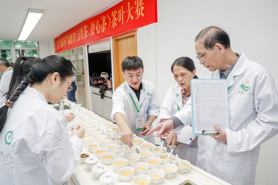 专家进行现场评审。福建省供销社供图