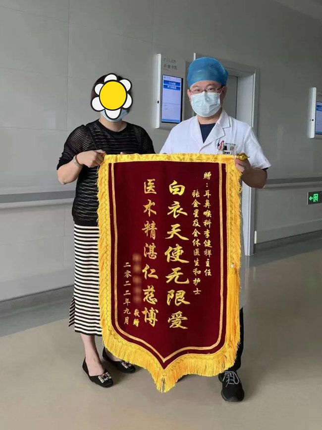 患者柯先生送来锦旗。晋江市医院供图