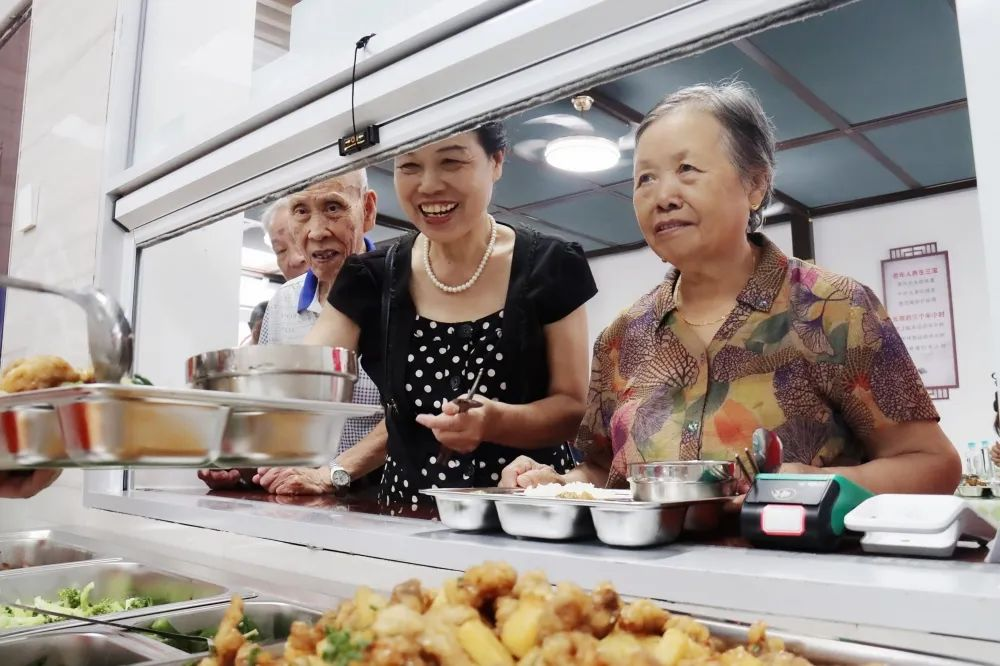 老人们在“长者食堂”点餐窗口选择菜品。永泰县委宣传部供图