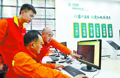 國家電網福建電力“雙滿意”（廈門李春）共產黨員服務隊堅持“讓燈先亮起來”理念，堅守電力保供一線。朱鳳玲攝
