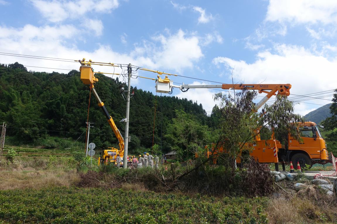 5月6日，南靖公司开展带电作业。谢榕斌摄