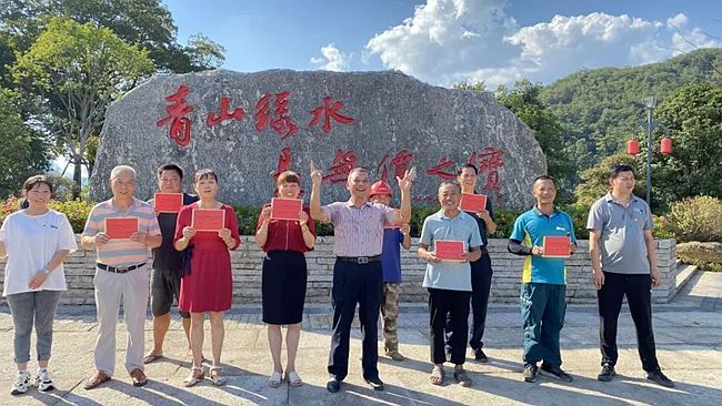 领到碳票分红的村民合影。将乐县融媒体中心供图