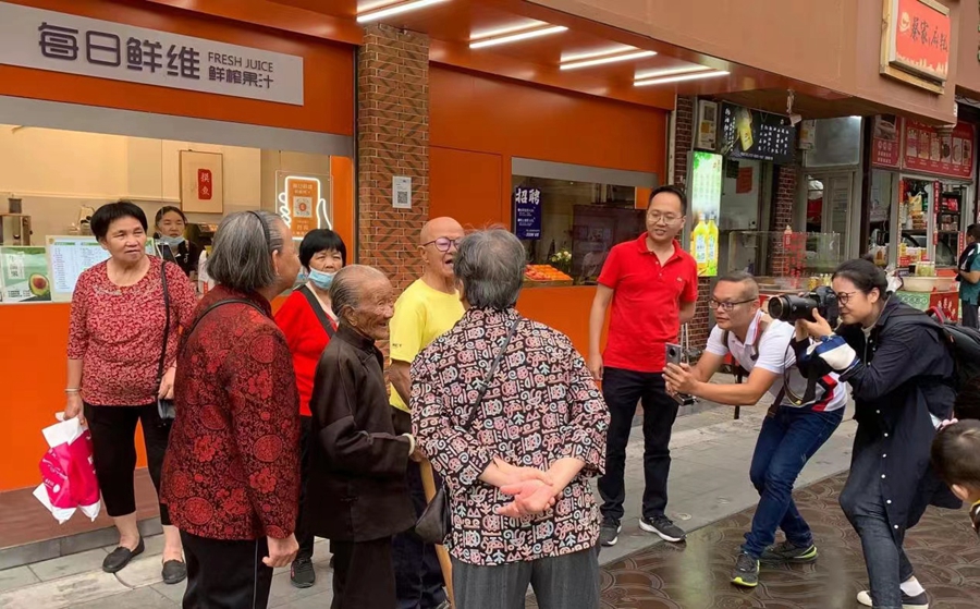 温馨的一幕引来众多市民、游客围观和拍照。林丽敏摄
