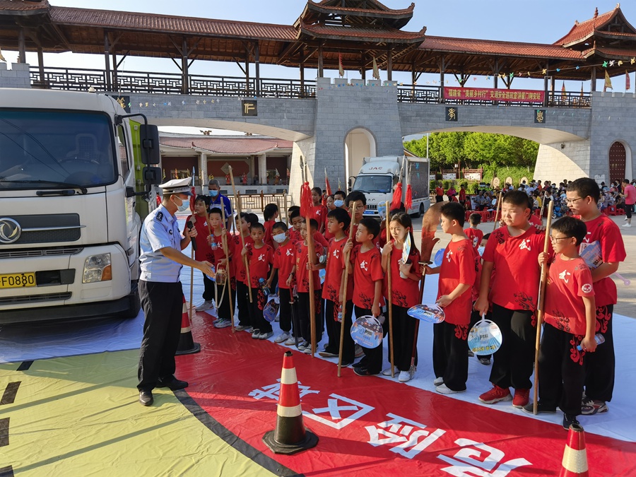 厦门交警宣讲大货车盲区危险等知识。厦门交警供图