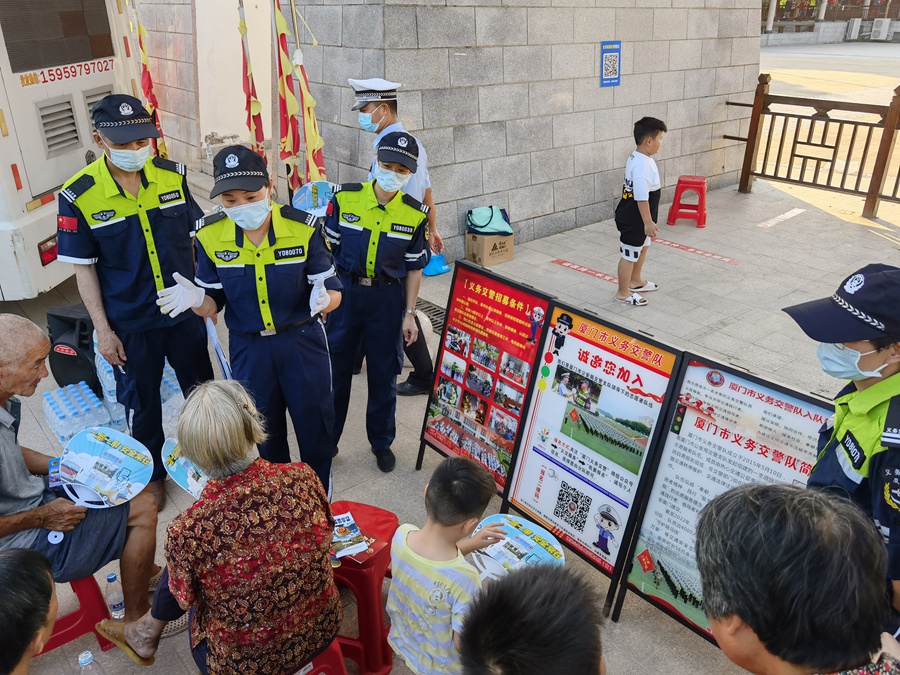 宣传小队深入农村地区宣传道路交通安全知识。厦门交警供图