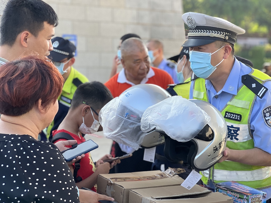 交警向农村群众宣讲佩戴安全头盔的重要性。厦门交警供图