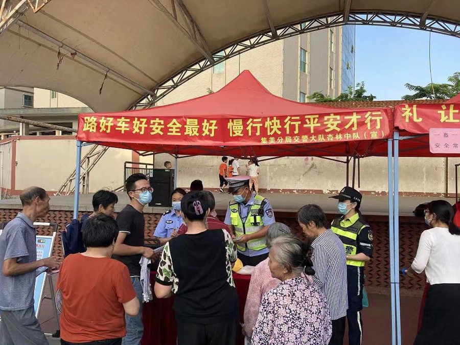 集美交警开展“美丽乡村行”交通安全巡回宣传活动。厦门交警供图