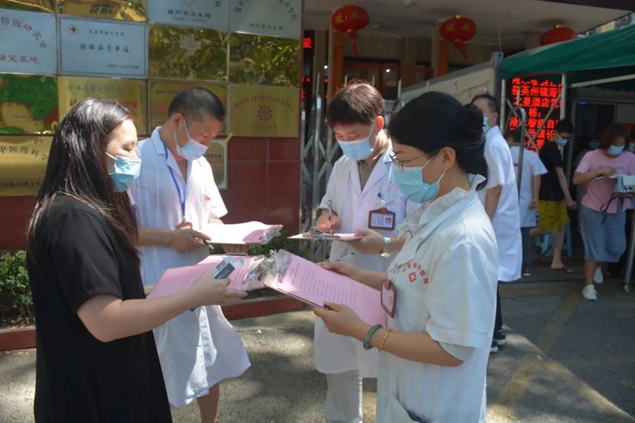 长乐区中医院签署“医疗机构工作人员廉洁从医九项准则”承诺书。长乐区融媒体中心供图