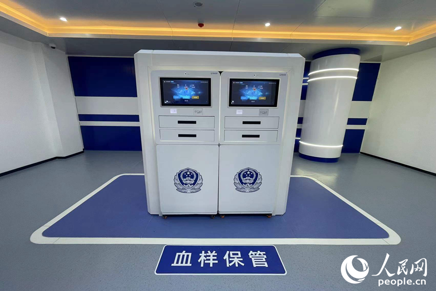 血样牌证智能保管柜。人民网 林盈摄