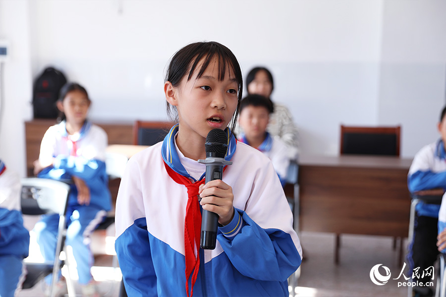 踊跃回答问题的学生。人民网 陈永整摄