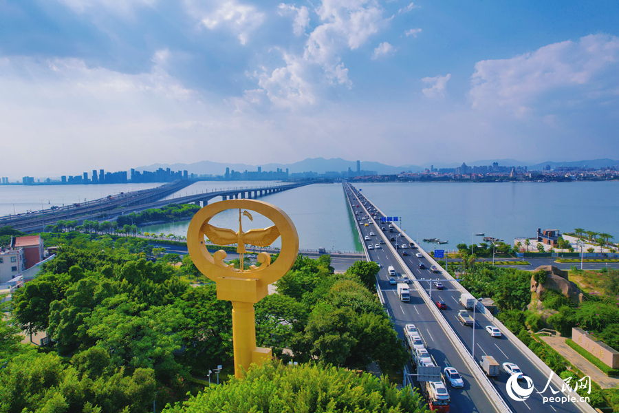 在基础设施工程方面，厦门将推动港口高质量发展，做强做大前场陆路枢纽，继续推进东渡、海沧、前场、同安、翔安五大物流产业集聚区建设等。人民网 陈博摄