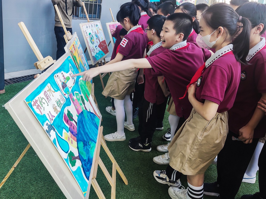 同学们参观节水主题科普画展。实习生 杨俊杰摄