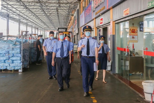 福州市检察机关联合市场监督管理部门走访自贸区福州片区某水产批发市场。福州市检察院供图