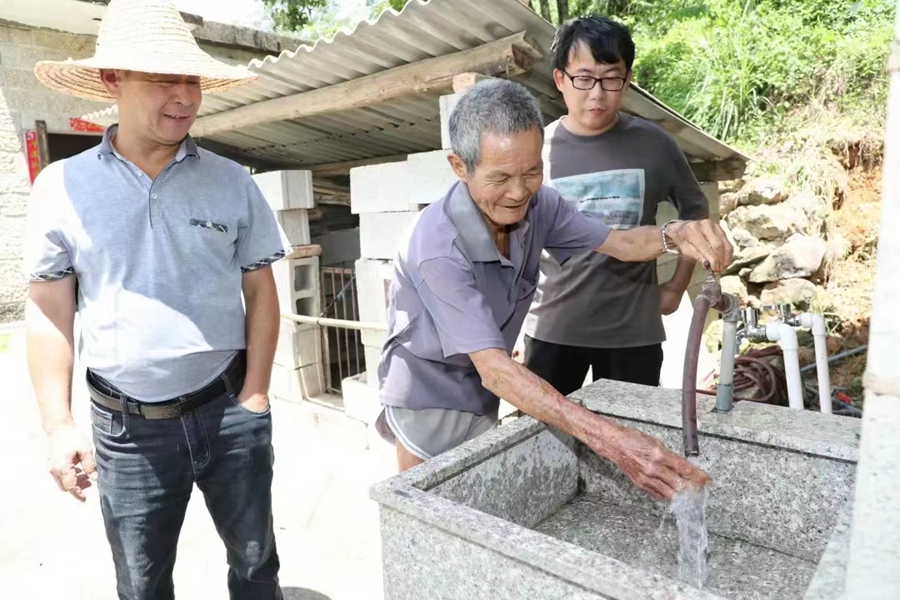 喝上干淨飲用水的廈門偏遠山村村民笑逐顏開。廈門市水利局供圖