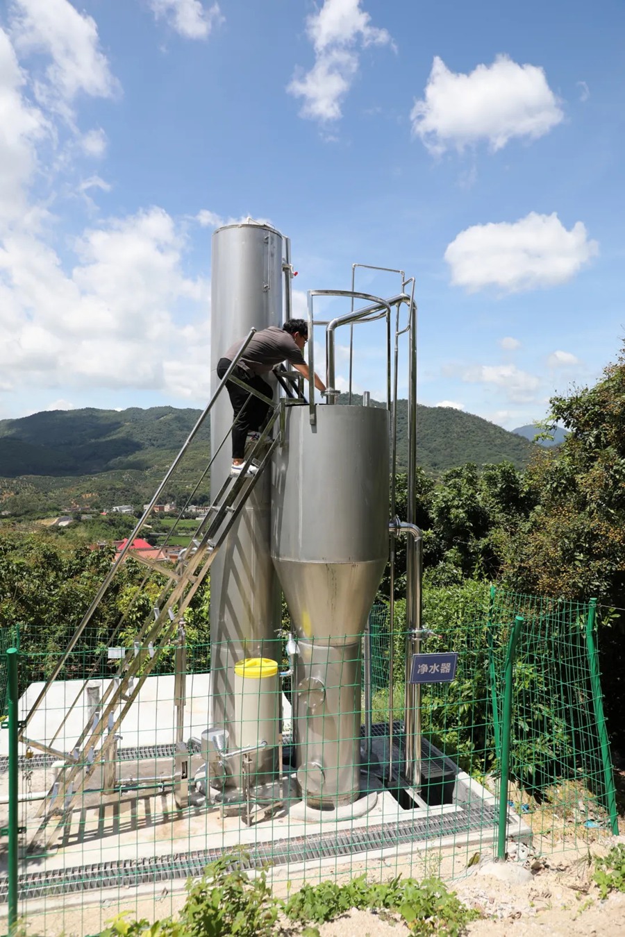 工作人員日常維護淨水設備。廈門市水利局供圖