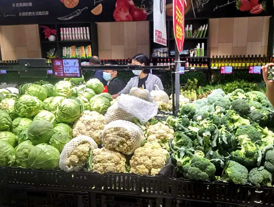 位于福州的一家超市在持续稳定供应蔬菜。福建省商务厅供图