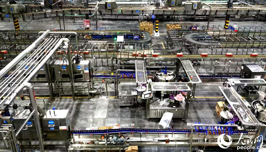 福建泉州一家食品企业的智能生产线在有序生产。人民网 林晓丽摄