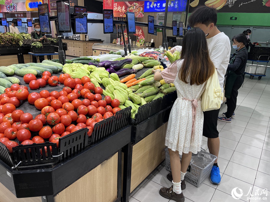 福州蔬菜、肉、蛋等生活必需品货源充足、供应平稳。人民网 钱嘉禾摄