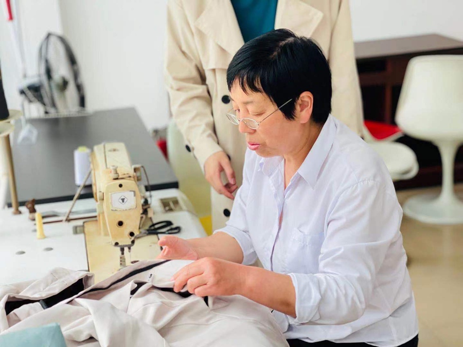 学生社区“爱心缝补”暖心服务。华侨大学供图