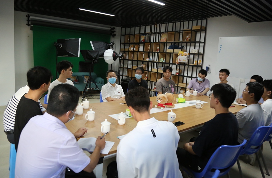 华侨大学党委书记徐西鹏与楼栋学生座谈交流。华侨大学供图